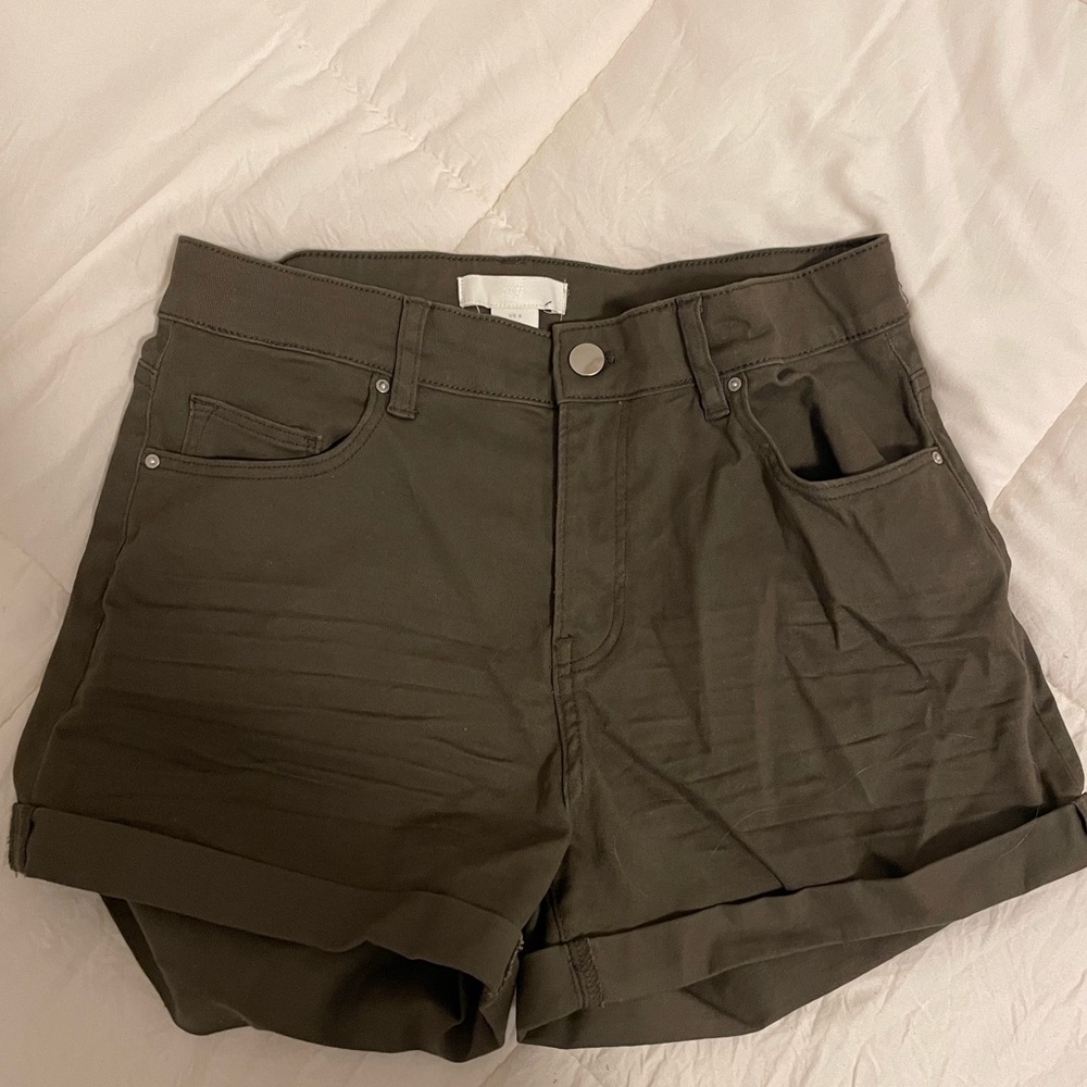 Super cute olive green shorts